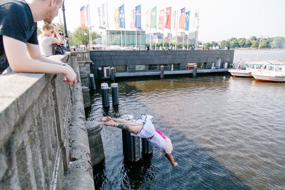 Irrer Junggesellenabschied an der Alster mit Kopfsprung
